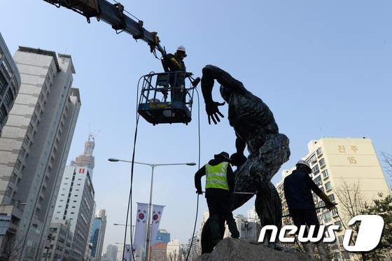 首爾體育雕塑“洗澡”迎春【組圖】