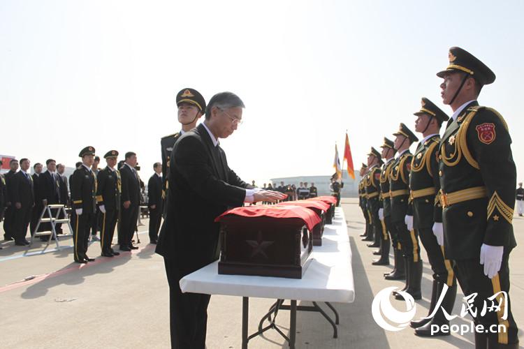 中國駐韓國大使為烈士遺骸覆蓋國旗（黃海燕 張悅 裴埈基攝）