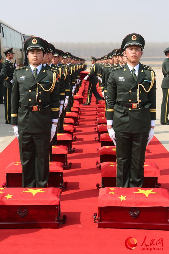 沈陽軍區某部禮兵將棺槨搬運至大客車。李祥輝攝