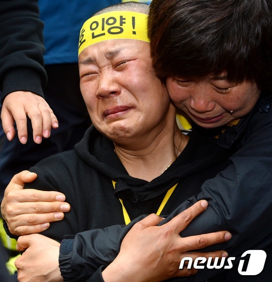 “世越號”遇難者家屬集體剃發 要求用真相祭奠逝者【高清組圖】