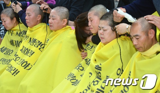 “世越號”遇難者家屬集體剃發 要求用真相祭奠逝者【高清組圖】