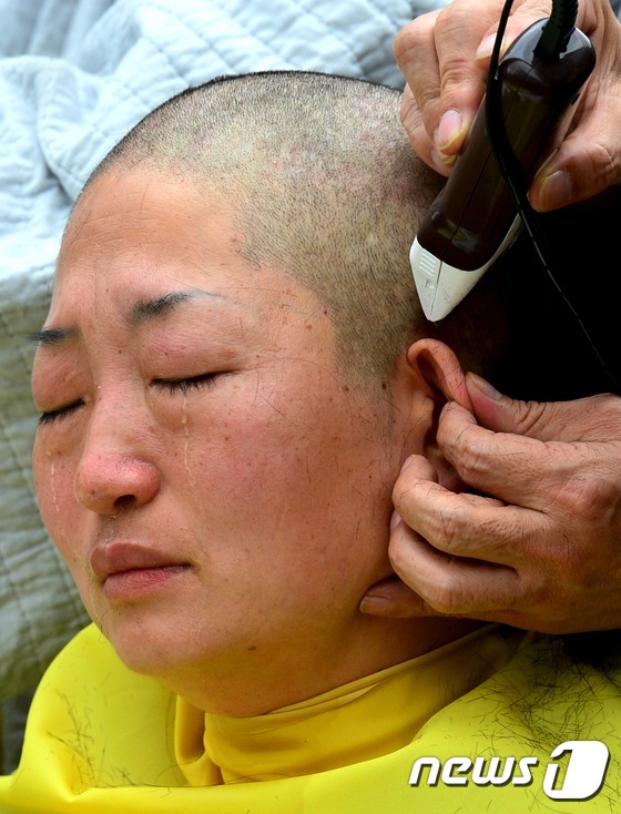 “世越號”遇難者家屬集體剃發 要求用真相祭奠逝者【高清組圖】