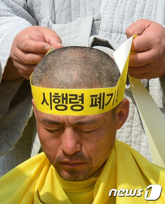 “世越號”遇難者家屬集體剃發 要求用真相祭奠逝者【高清組圖】