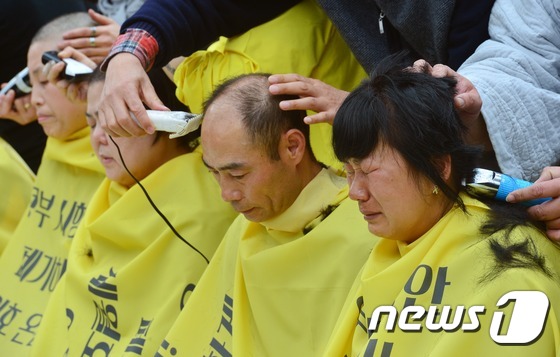 “世越號”遇難者家屬集體剃發 要求用真相祭奠逝者【高清組圖】