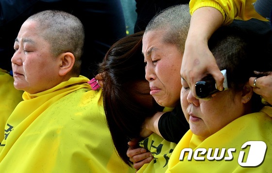 “世越號”遇難者家屬集體剃發 要求用真相祭奠逝者【高清組圖】