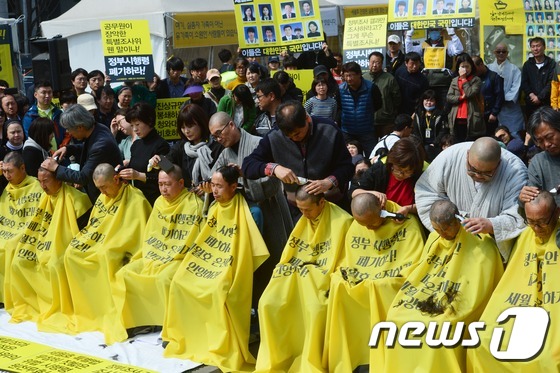 “世越號”遇難者家屬集體剃發 要求用真相祭奠逝者【高清組圖】