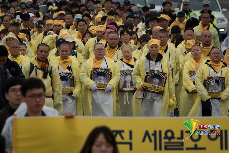 韓國客輪沉沒周年祭將至 遇難者家屬舉遺像示威(組圖)