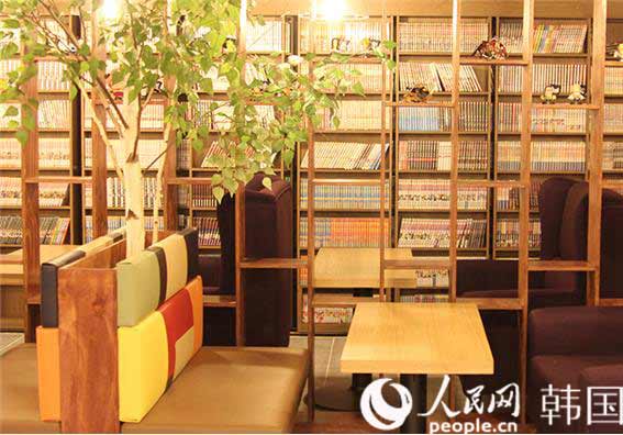 CAFE de’ COMICS漫畫咖啡廳室內裝飾簡潔雅致。