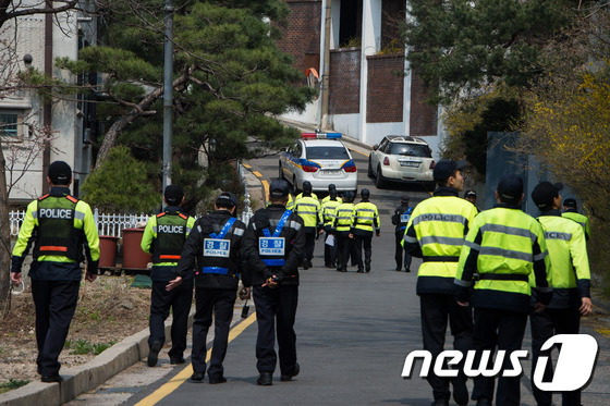 成完鐘離家出走后，韓國警方出動警力展開搜尋。（圖片來源：NEWS1）