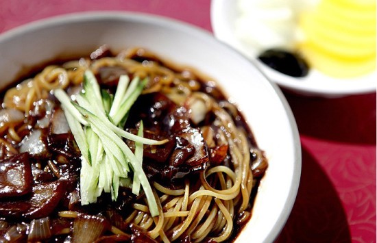 “黑色情人節”當天，韓國單身族多選擇吃炸醬面（圖片來源：網絡）