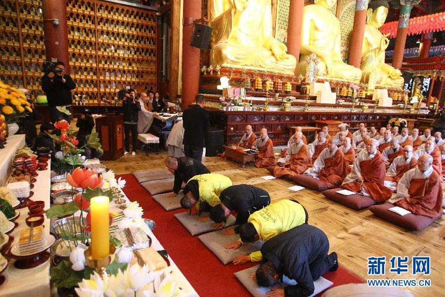 4月14日，在韓國首爾曹溪寺，“歲月”號沉船事故遇難者家屬在法會上祭奠親人。