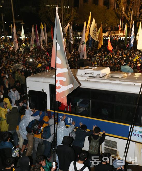 【“世越號”周年祭】集會參與者與警方爆沖突 百人被帶走