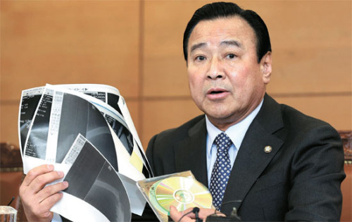 資料圖片：韓國總理李完九被指涉嫌收取已故前京南企業會長成萬鐘的賄賂。