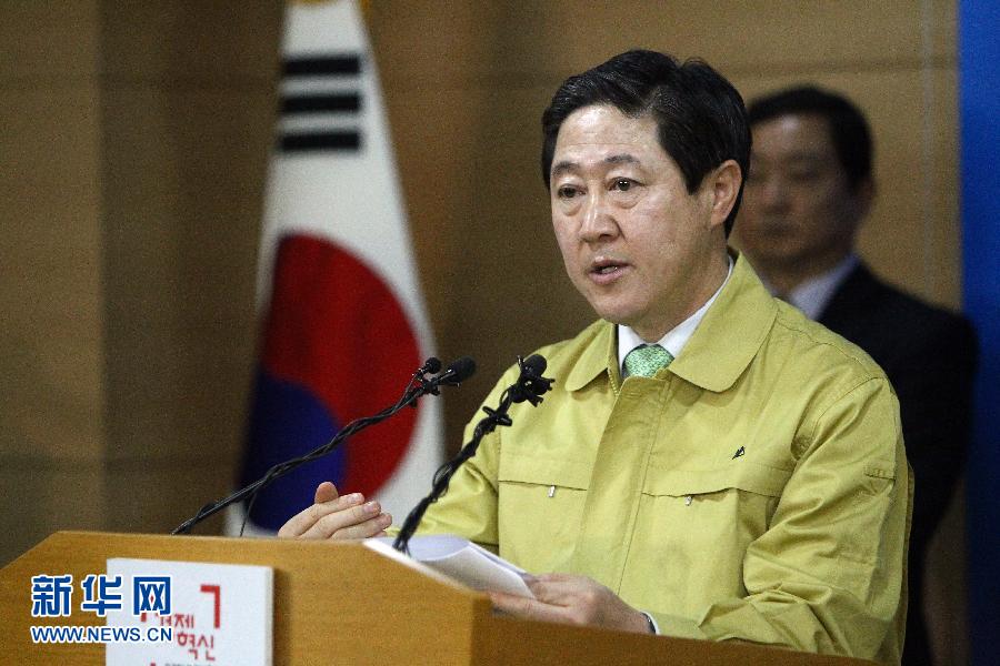 4月22日，在韓國首爾，韓國海洋水產部長官俞奇浚在新聞發布會上發言。 新華社發（姜惺彬攝）　　