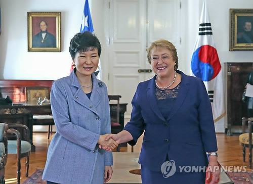 韓國總統樸槿惠和智利總統巴切萊特舉行首腦會談。（圖片來源：韓聯社）
