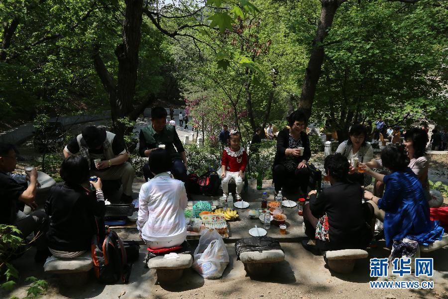 朝鮮舉行互動舞會慶?！拔逡弧眹H勞動節（組圖）