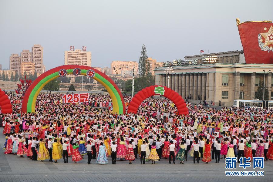 5月1日，人們在平壤市金日成廣場參加舞會。