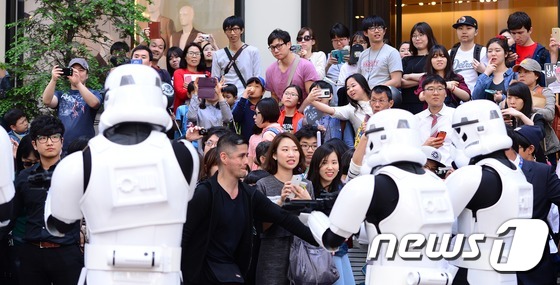 【星球大戰日】達斯·維達現身首爾明洞街頭