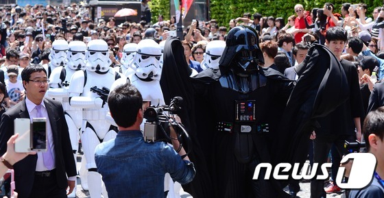 【星球大戰日】達斯·維達現身首爾明洞街頭