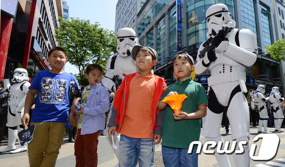 【星球大戰日】達斯·維達現身首爾明洞街頭