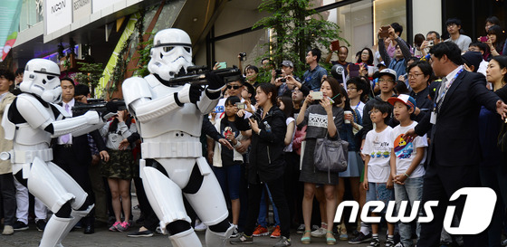 【星球大戰日】達斯·維達現身首爾明洞街頭