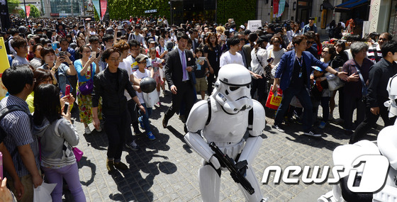 【星球大戰日】達斯·維達現身首爾明洞街頭