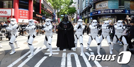 【星球大戰日】達斯·維達現身首爾明洞街頭