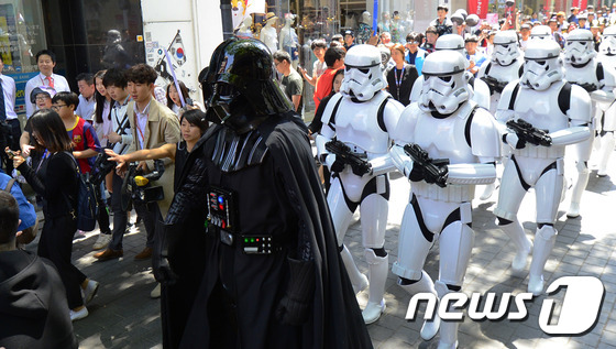 【星球大戰日】達斯·維達現身首爾明洞街頭