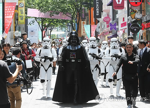 【星球大戰日】達斯·維達現身首爾明洞街頭