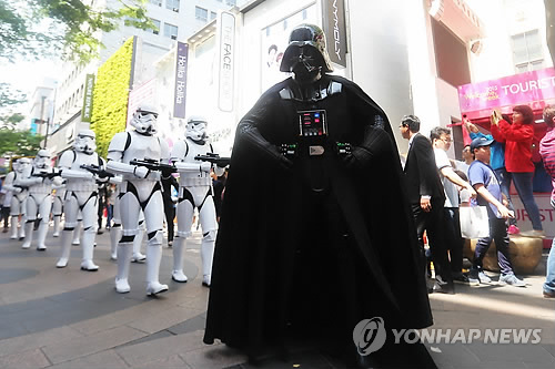 【星球大戰日】達斯·維達現身首爾明洞街頭