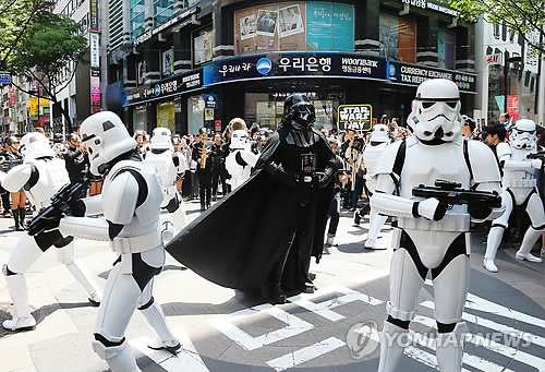 【星球大戰日】達斯·維達現身首爾明洞街頭