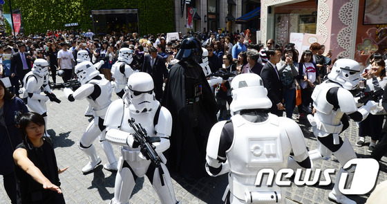 【星球大戰日】達斯·維達現身首爾明洞街頭