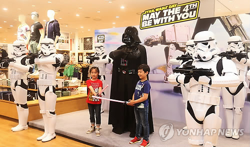 【星球大戰日】達斯·維達現身首爾明洞街頭