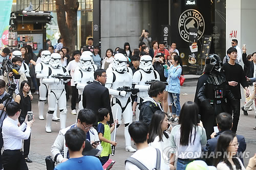 【星球大戰日】達斯·維達現身首爾明洞街頭