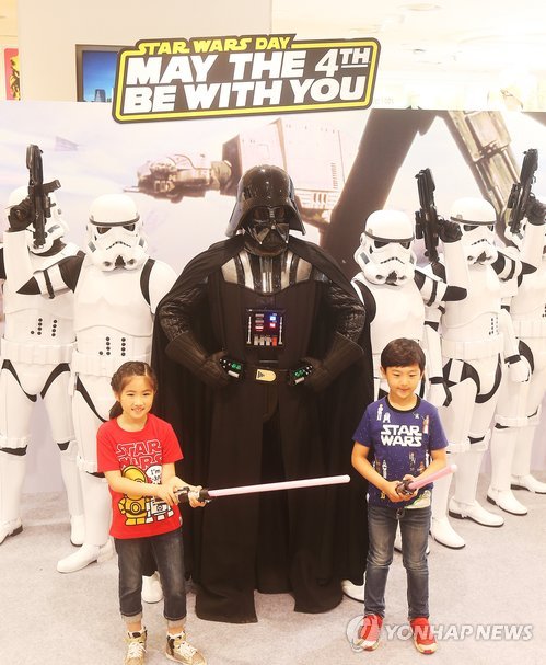 【星球大戰日】達斯·維達現身首爾明洞街頭