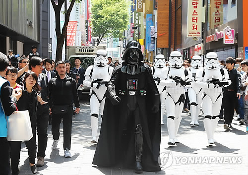 【星球大戰日】達斯·維達現身首爾明洞街頭