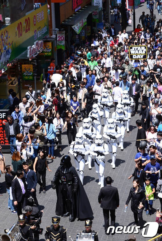 【星球大戰日】達斯·維達現身首爾明洞街頭