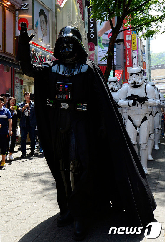【星球大戰日】達斯·維達現身首爾明洞街頭