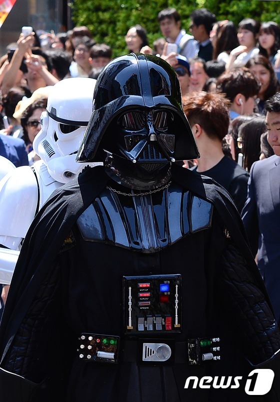 【星球大戰日】達斯·維達現身首爾明洞街頭