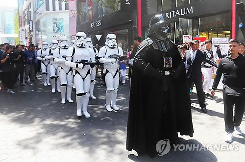 【星球大戰日】達斯·維達現身首爾明洞街頭