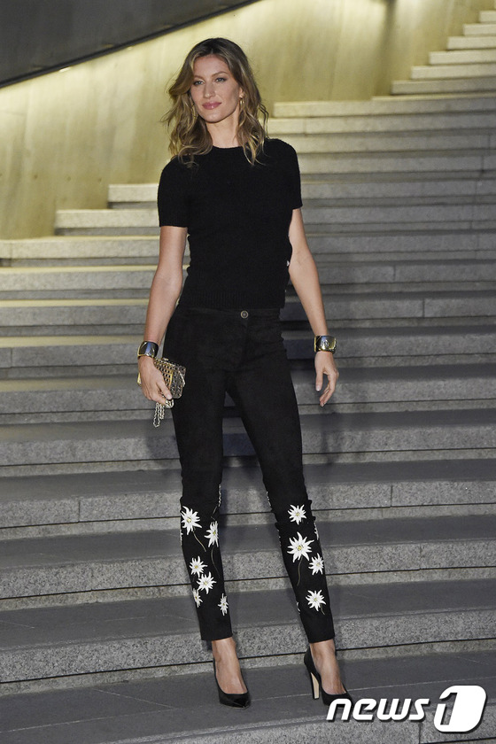 bigbang權志龍太陽現身秀場裝扮吸睛 允兒桂綸鎂雪紡衫大比拼【組圖】