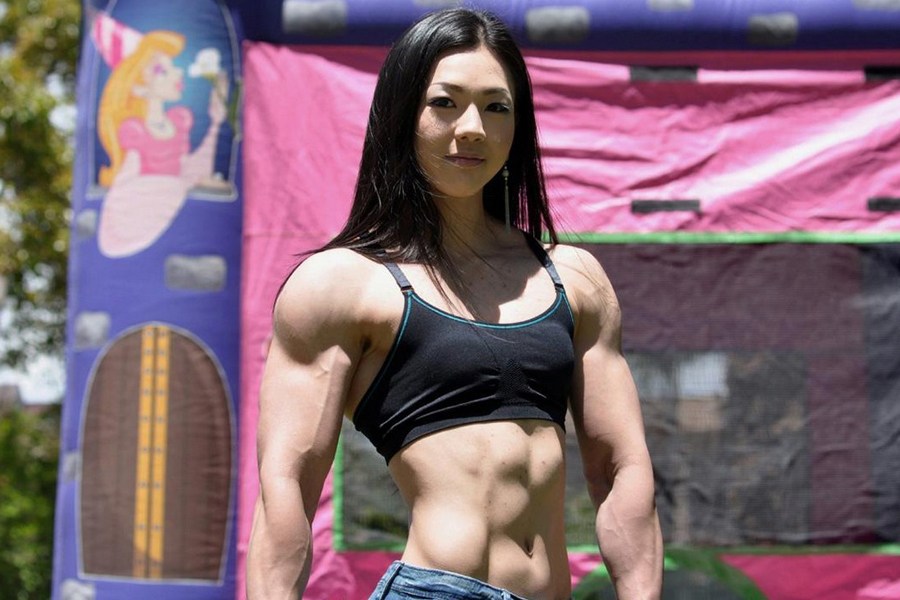 近日，韓國著名的健身教練池妍玉來到中國參加活動，并且與男粉絲互動掰手腕，一展金剛芭比的風采。