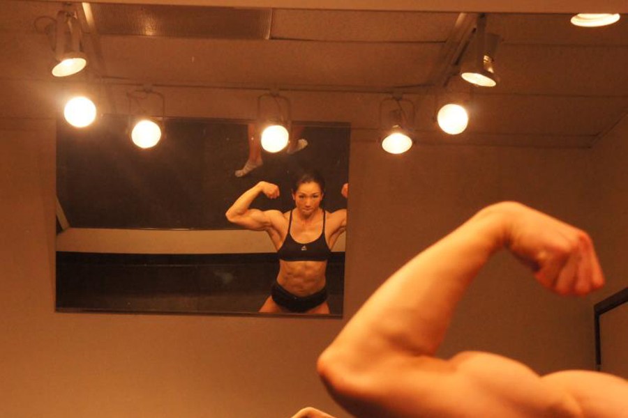 【揭秘】韓國金剛芭比：老公是教練 健身致胸縮水