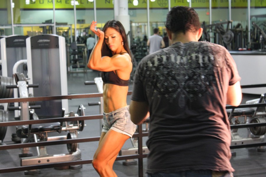 【揭秘】韓國金剛芭比：老公是教練 健身致胸縮水