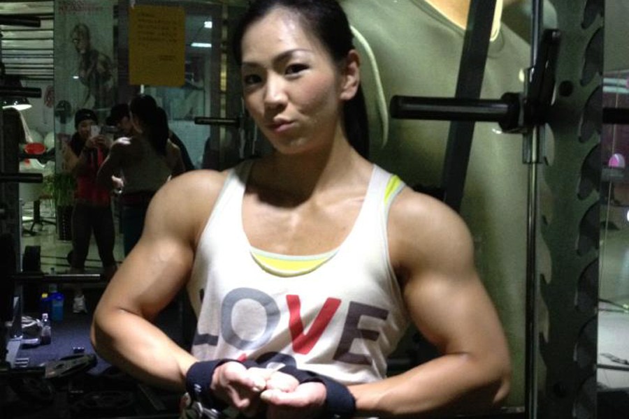 【揭秘】韓國金剛芭比：老公是教練 健身致胸縮水