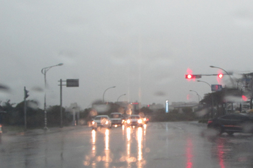 資料圖片：韓國濟州島受到臺風“紅霞”的間接影響而出現了暴雨和強風。