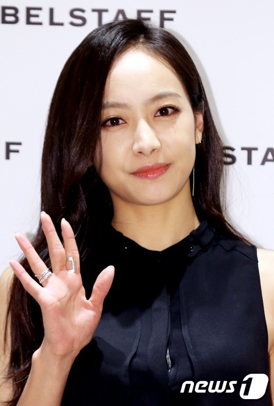 f(x)宋茜黑色連衣裙現身 與任瑟雍“情侶裝扮”【組圖】