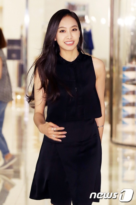 f(x)宋茜黑色連衣裙現身 與任瑟雍“情侶裝扮”【組圖】