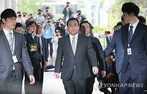 韓國前國務總理李完九前往首爾高等監察廳接受調查。（圖片來源：韓聯社）