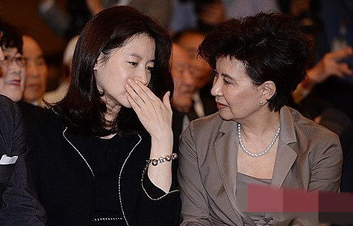 李英愛出席活動 舉手投足間盡顯女神風范【組圖】